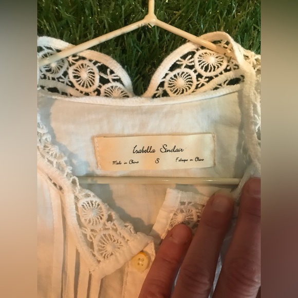 EMBROIDERED ESSENTIAL!!!! Prettiest white button-up classic - Picture 6 of 6
